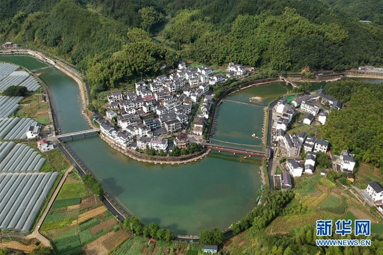 空中俯瞰浙江省杭州市淳安县下姜村（2017年8月9日摄，无人机照片）。新华社记者 黄宗治 摄