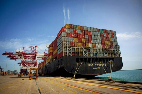 　　4月1日，西班牙巴塞罗那，工人在码头卸货。3月29日凌晨，苏伊士运河恢复正常通航，437艘船只得以通过，西班牙各港口陆续收到6.5万个集装箱。图/人民视觉