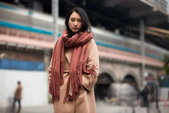 　　伊藤诗织本人。性侵她的，是山口敬之，一个传媒大佬，为其好友安倍晋三写过传记。她不相信一个在业内有如此声望的人物，会做出这种恶心至极的事情，她需要时间去消化，去思考自己应该如何去面对这件事情。/图片来源：豆瓣