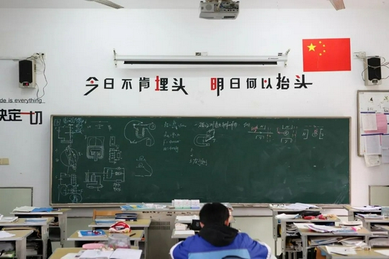  “学校之间竞争，无非就是在拼升学率的KPI罢了。”/视觉中国