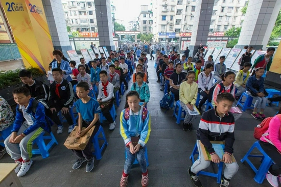  一些民办初中备受学生家长青睐，竞争可谓是异常激烈。/视觉中国