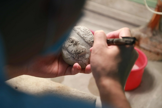 服刑人员正在雕刻