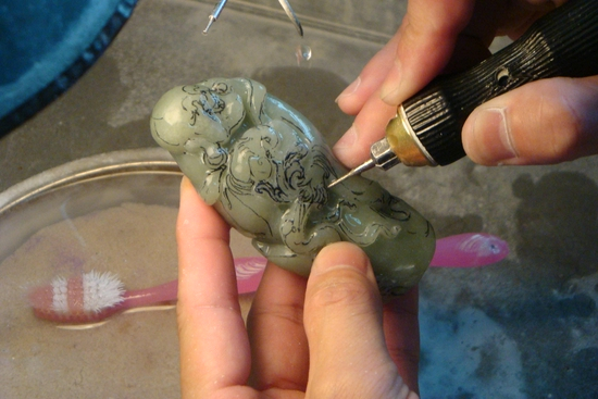 服刑人员正在雕刻