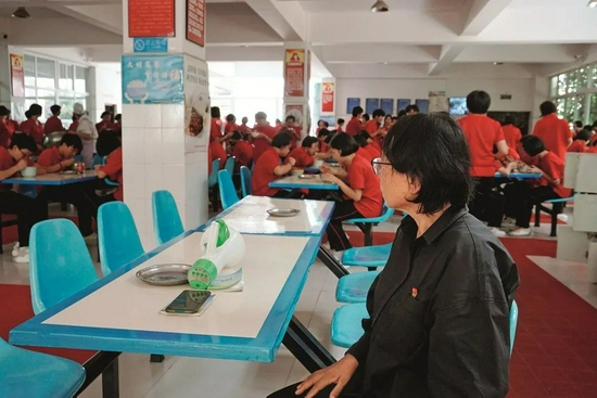 　　在每天仅仅10分钟的午饭时间内，张桂梅会时不时拿起喇叭吼一声，让学生保持安静。（本刊记者 陈霖/摄）