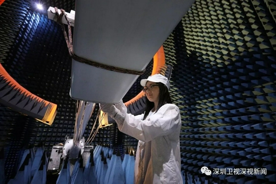 （华为科研人员在检测基站天线。图源：华为官网）