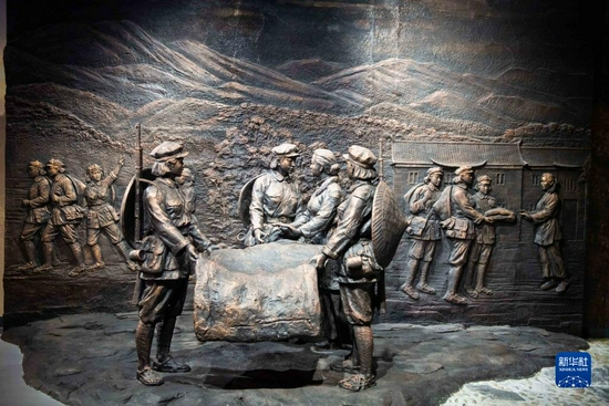 这是在湖南省郴州市汝城县沙洲瑶族村“半条被子的温暖”专题陈列馆拍摄的“半条被子”故事雕塑（2020年9月17日摄）。新华社记者 陈思汗 摄