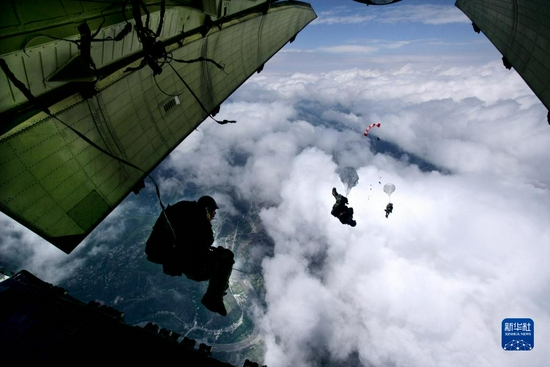 15名空降兵从地震灾区四川茂县上空4999米的高空奋不顾身跳下，进入道路阻断的灾区参加救援（2008年5月14日摄）。新华社发（刘应华 摄）