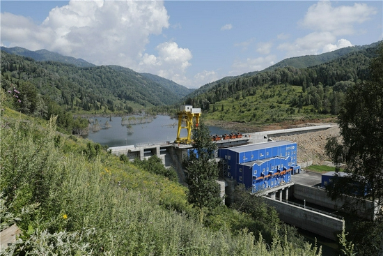 这是2021年7月28日拍摄的哈萨克斯坦图尔古松水电站（无人机拍摄）。由中国长江三峡集团有限公司旗下的中国水利电力对外有限公司（三峡中水电）承建的哈萨克斯坦图尔古松水电站日前实现全部机组投产发电。据介绍，图尔古松水电站位于哈萨克斯坦东哈萨克斯坦州图尔古松河上，总装机容量24.9兆瓦。项目于2017年开工建设，是该流域梯级规划的第一座电站，也是共建“一带一路”框架下中哈产能合作水电领域首个落地的重点项目。新华社发（奥斯潘诺夫摄）