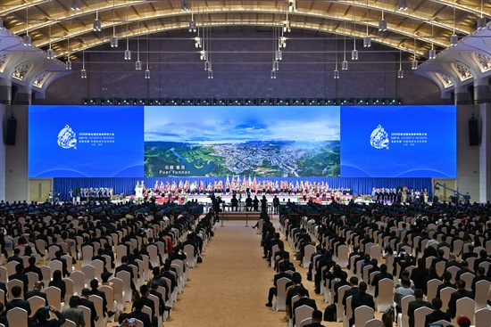 2021年10月11日，《生物多样性公约》第十五次缔约方大会在云南昆明开幕。这是开幕式上的云南民族特色演出。新华社记者 李鑫 摄