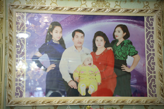 图：买局长家唯一的全家福还是合成的。（何卓谦 摄）