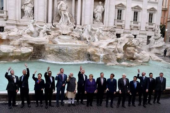 20国集团峰会的一些领导人在会议期间在罗马许愿池前投掷硬币。