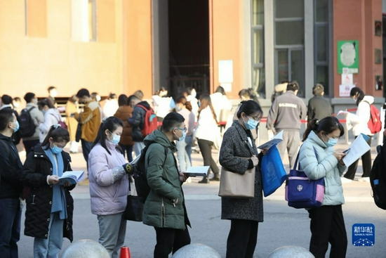 △11月28日，合肥，参加国考的考生等待进场复习。 新华社图