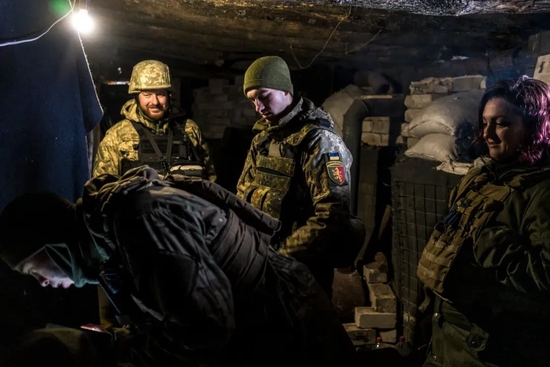 驻守前线的乌克兰士兵。图源：NYT