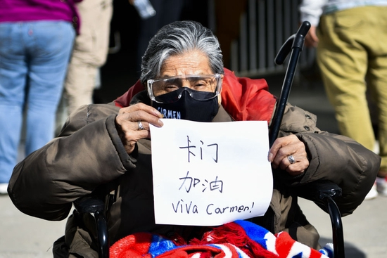 2021年2月22日，在墨西哥埃卡特佩克，当天首位接种中国科兴新冠疫苗的74岁老人卡门完成接种后手持中西双语的祝福语。