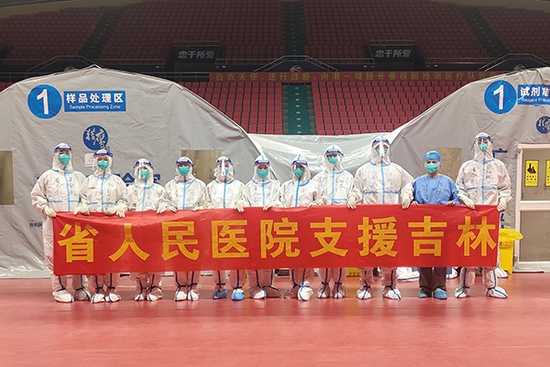 湖南省人民医院栗舒娅 、向哲邑、姜斌、万姣、肖金红、申婷、周兵飞、陈杰、于爱清、徐艳、欧阳鹏文（从左至右）。&nbsp; 本文图均为&nbsp;受访者供图