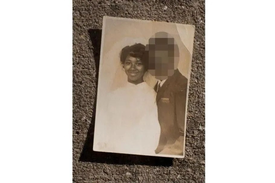 ·11岁时，琼森被迫嫁给强奸她的男人。她说：“我表面在笑，内心却在滴血。“