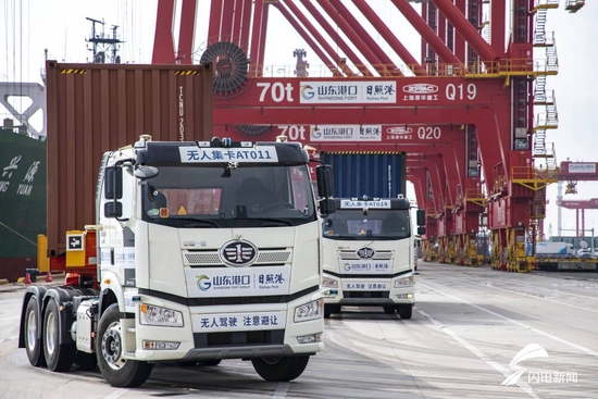  图/山东港口日照港无人集卡作业现场。