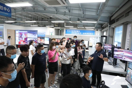 “港口雄开万里流”网络主题采访团记者来到全球首个顺岸开放式全自动化集装箱码头远控中心详细了解自动化码头远程控制操作情况。（摄影记者 修泽旭）