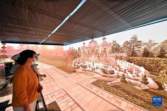 参观者在2022年中国国际服务贸易交易会文旅服务专题展良业夜游展台的《千机圆明》沉浸体验空间内欣赏数字技术模拟的圆明园景象（2022年9月5日摄）。新华社记者 李鑫 摄