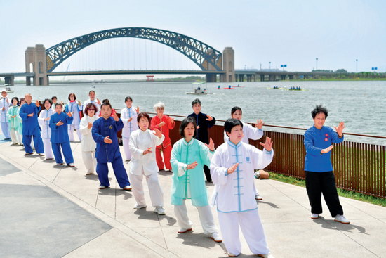  太原市民在汾河景区锻炼身体（2020年5月12日摄） 詹彦摄 / 本刊