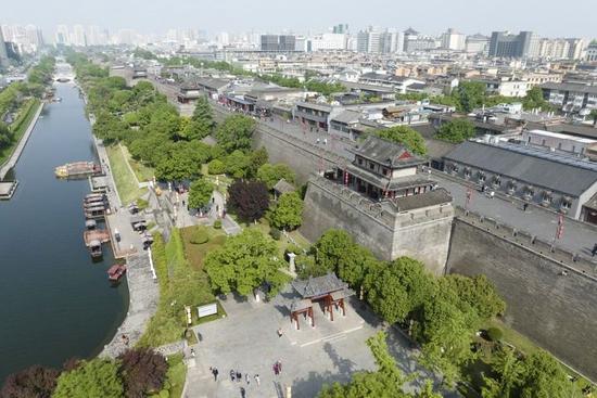 西安城墙南段(4月25日摄,无人机照片)。新华社记者 邵瑞 摄