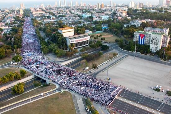 2022年5月1日,古巴民众在哈瓦那参加“五一”<a href='/guoji/'>国际</a>劳动节集会游行,反对美国对古封锁,表达爱国情感。新华社发(华金·埃尔南德斯摄)