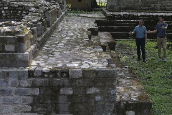  6月8日，在洪都拉斯科潘玛雅遗址8N-11贵族院落遗址内，中洪专家在讨论工作。（卢西奥·塔沃拉摄）