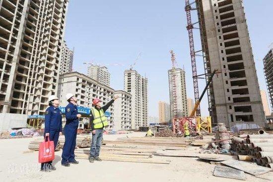 今年3月,甘肃省平凉市崆峒区,消防执法人员在某建筑工地开展宣传服务/澎湃影像