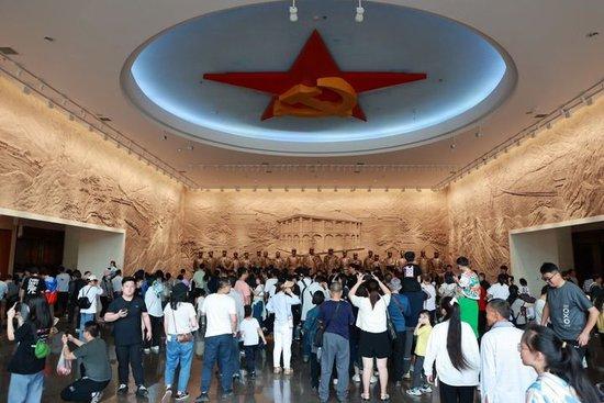  游客在贵州遵义会议纪念馆内参观（2023年5月2日摄）。新华社记者 刘续 摄