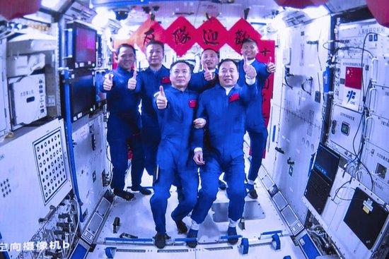  2023年5月30日在北京航天飞行控制中心拍摄的神舟十五号航天员乘组与神舟十六号航天员乘组拍下“全家福”的画面。新华社发（韩启扬摄）