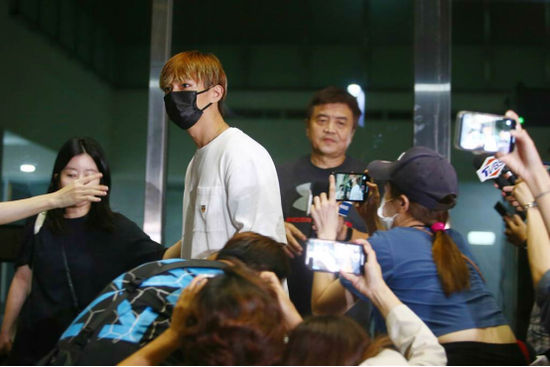 炎亚纶7月3日晚到地检署接受侦讯 图自台湾中时新闻网