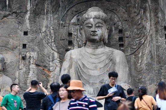  游客在洛阳龙门石窟景区游览（9月10日摄）。新华社记者 吴刚 摄