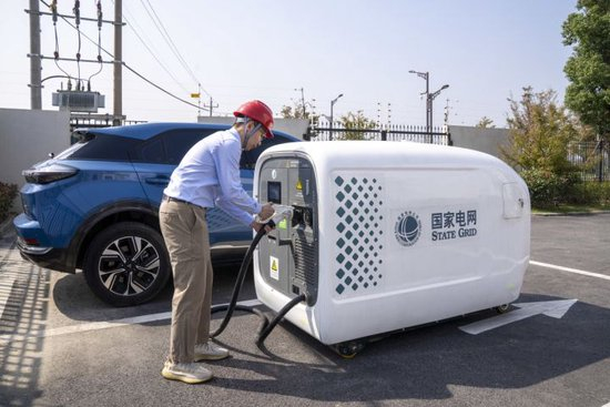 10月17日，国网桐乡市供电公司　在乌镇投入使用首台智能移动充电机器人，将充电模式从“车找桩”变成了“桩找车”。沈佳炜　摄