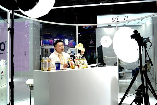  这是11月8日在第六届进博会消费品展区拍摄的直播销售场景。在正在举办的第六届中国国际进口博览会上，不少商家通过直播的方式，线上销售“进博好物”。