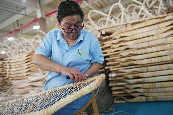 2023年9月7日，在位于汉中市的陕西良顺匠心实业有限公司，工作人员在编织藤制品。新华社记者 张曼怡 摄