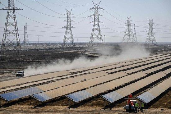 当地时间2024年1月12日，印度古吉拉特邦，在阿达尼集团拥有的Khavda可再生能源园区，工人们安装太阳能电池板。视觉中国 资料图