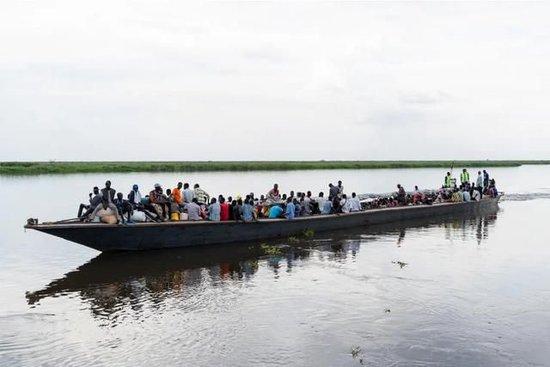 苏丹遗民和南苏丹遗民在伦克港乘坐驳船。© UNHCR/Ala Kheir