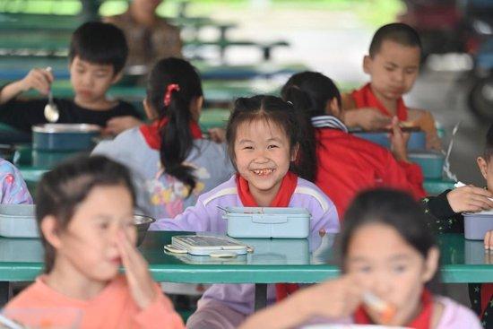 5月31日，广西柳州市柳江区三都镇觉山教学点，学生们在吃营养午餐。