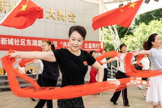 在东湖新城社区大舞台，由15名社区居民组成的舞蹈队正在彩排舞蹈《我和我的祖国》。（湖北日报全媒记者 任勇 摄）