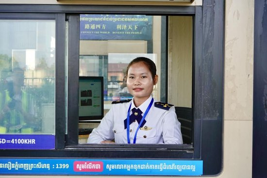  金港高速一处收费站里，工作人员为往来车辆提供服务。（柬埔寨金港高速公路有限公司供图）