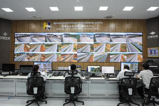 工作人员在金港高速监控服务中心监看路况。（人民日报记者 曹师韵 摄）