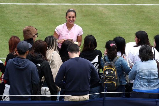 △当地时间2025年6月9日，英国伦敦，郑钦文与球迷合影。