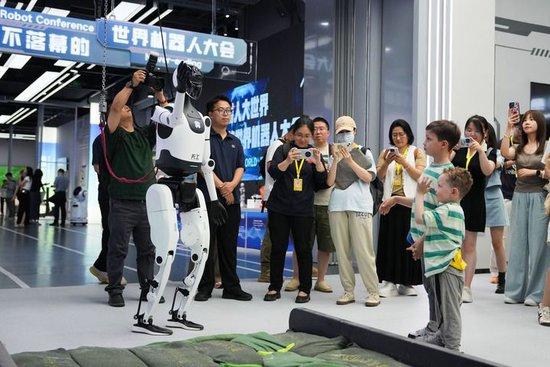 2025年6月17日,在北京人形机器人创新中心有限公司,人形机器人“天工2.0”向参观者致意。新华社记者 郑焕松 摄