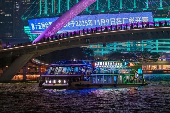 △2025年10月28日，广东广州，“全运号”新能源游船启航。