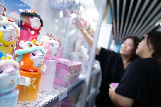 △2025年8月1日，市民在十五运会和残特奥会澳门赛区官方特许商品零售店选购。