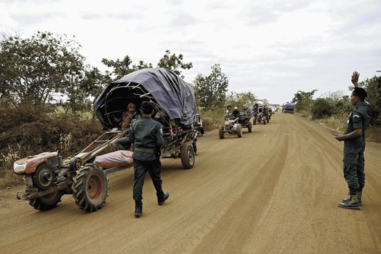  12月10日，柬埔寨与泰国边境冲突仍在持续，两国约50万民众因此逃离家园。图为柬埔寨民众逃往安全区。（视觉中国）