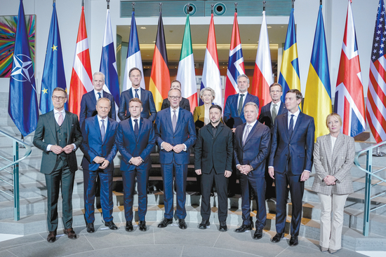 美乌柏林谈判在对乌提供安全保障议题上取得进展，多名欧洲领导人对此表示欢迎。图为乌克兰总统泽连斯基与欧洲领导人及美方谈判代表15日在德国联邦总理府合影。（视觉中国）