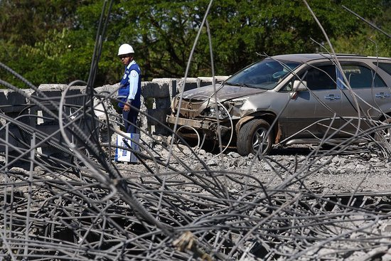 12月20日，柬埔寨奥多棉吉省，连接奥多棉吉省和暹粒省的一座主要桥梁遭到轰炸。（视觉中国）