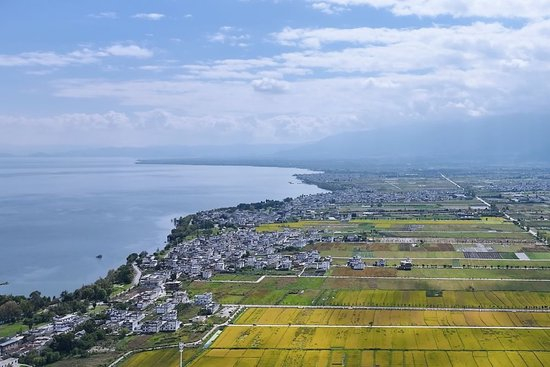  2025年10月23日，古生村与洱海风光（无人机照片）。（赵志伟 摄）