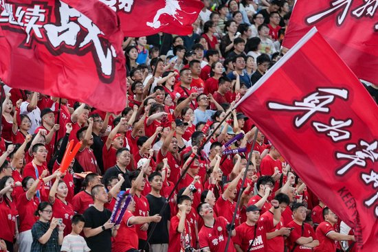  2025年7月20日，2025江苏省城市足球联赛第七轮比赛中，常州队球迷在场边加油。新华社记者 李博 摄